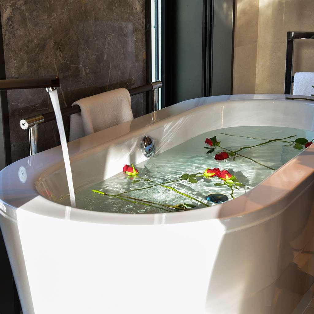 พาร์ค ไฮแอท โดฮา Hotel ภายนอก รูปภาพ A freestanding bathtub