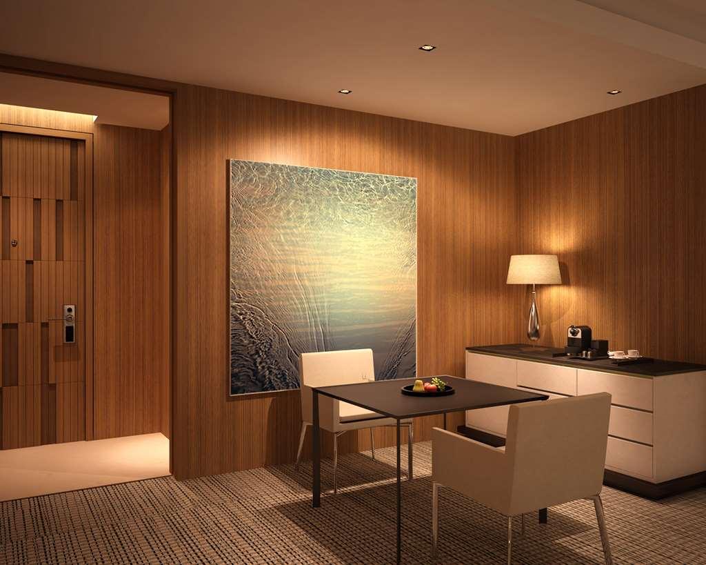 พาร์ค ไฮแอท โดฮา Hotel ห้อง รูปภาพ A room with a wall covered in wood panels